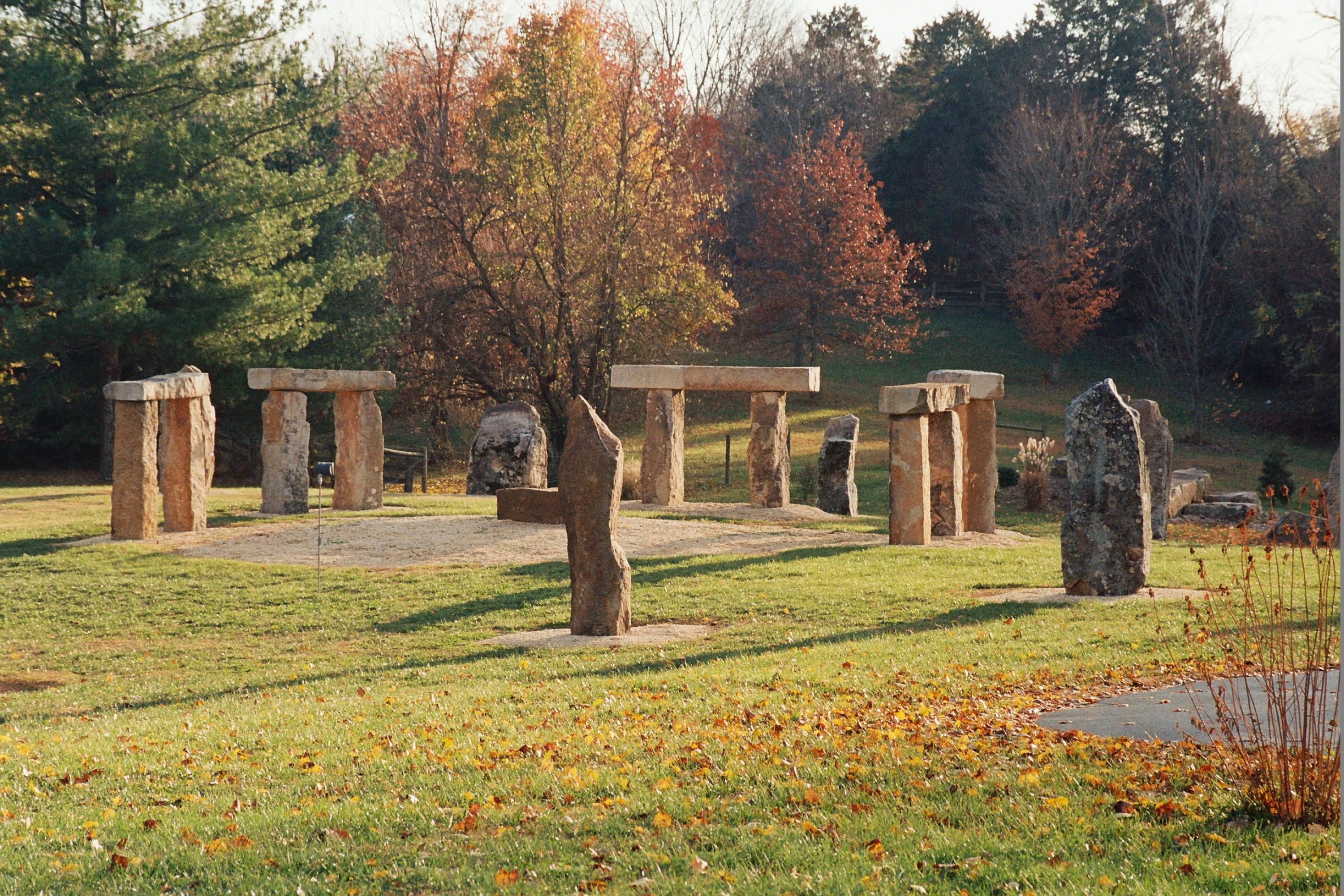 ストーンヘンジ Explore | Kentucky Stonehenge